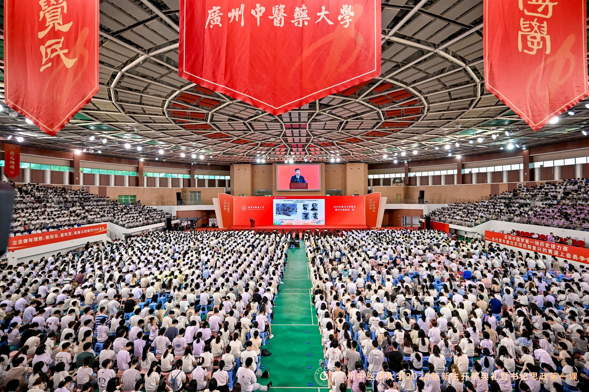 铭记抗战历史 传承岐黄薪火！beat365官方网站党委书记陈文锋为2025级新生讲授“思政第一课”