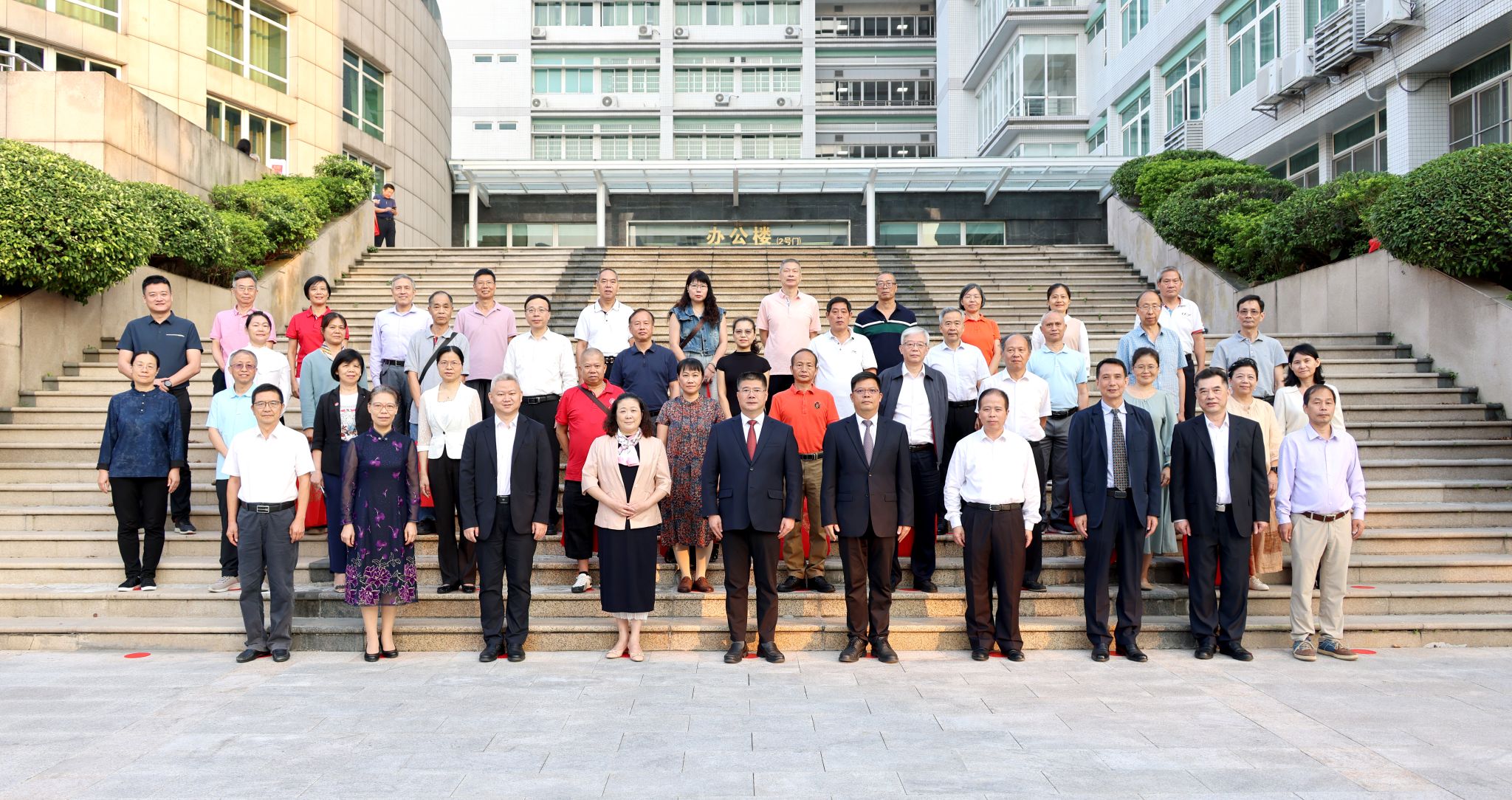 beat365官方网站隆重举行2024年教职工荣休仪式