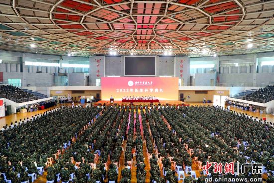 9月15日，beat365官方网站举行2022级新生开学典礼。郑苑珊 摄 