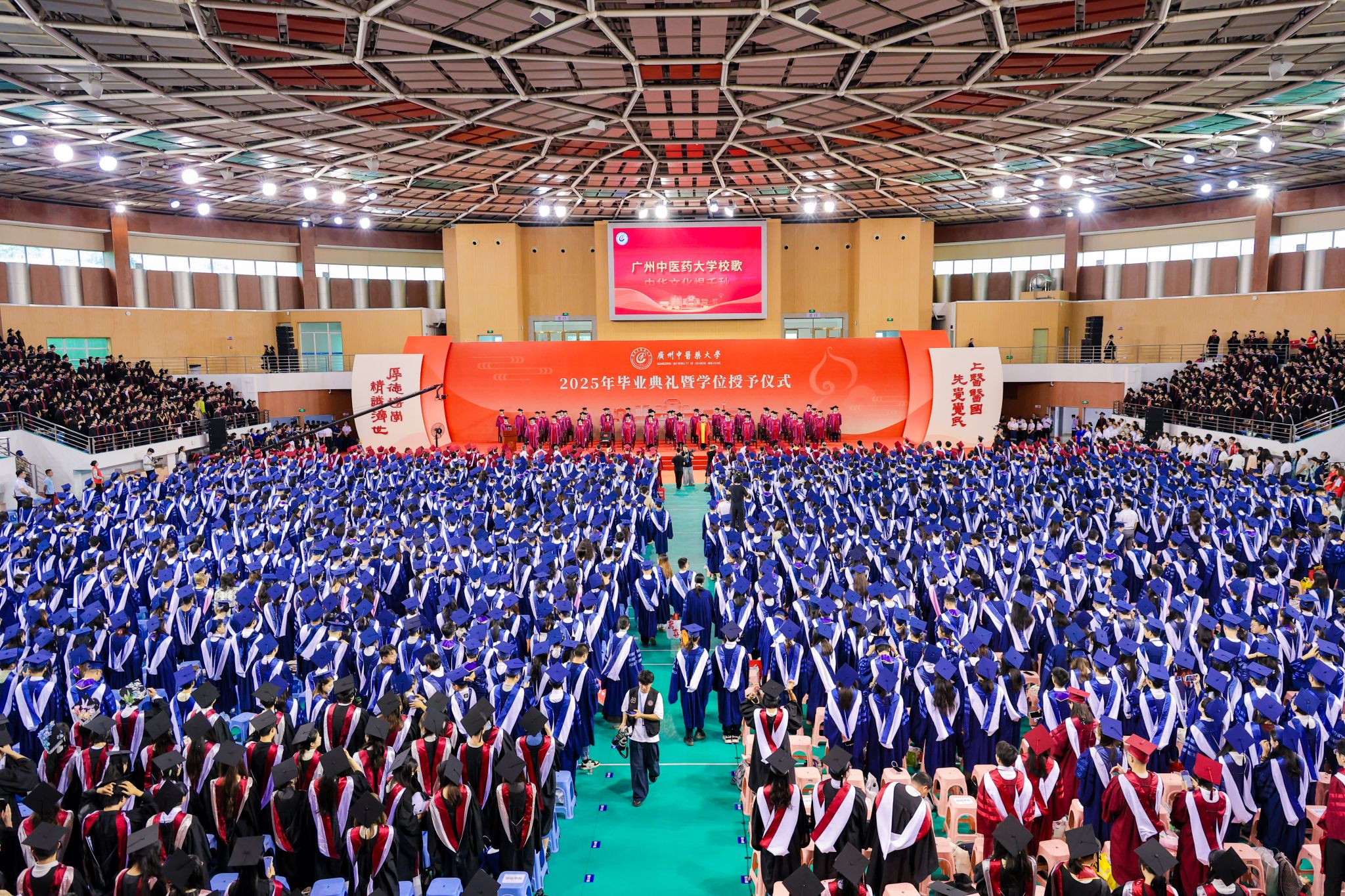 beat365官方网站2025年毕业典礼暨学位授予仪式隆重举行 新百年首届毕业生扬帆起航