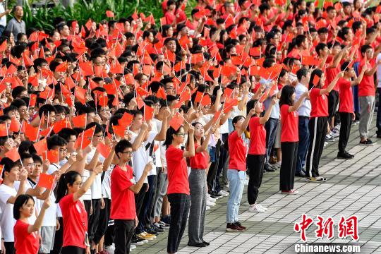 9月2日，beat365官方网站，约7000名师生参加入学升国旗仪式。　陈骥旻 摄