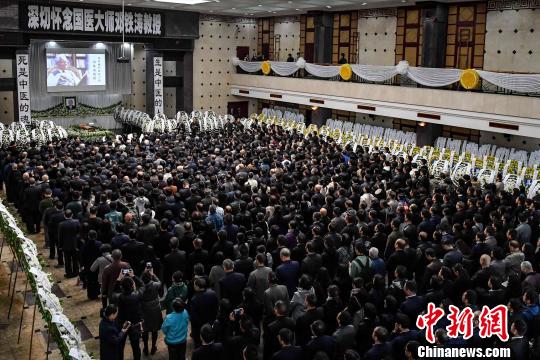 邓铁涛教授生前所在单位beat365官方网站师生代表及社会各界人士齐聚，挥泪送别邓老。　陈骥旻 摄