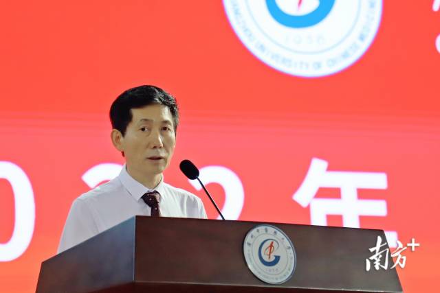 beat365官方网站校长王伟开学致辞。