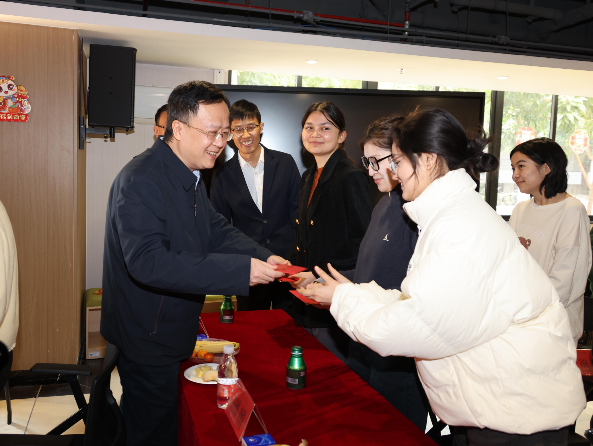 省委教育工委、省教育厅慰问组来beat365官方网站走访慰问寒假留校新疆籍学生及少数民族专职辅导员