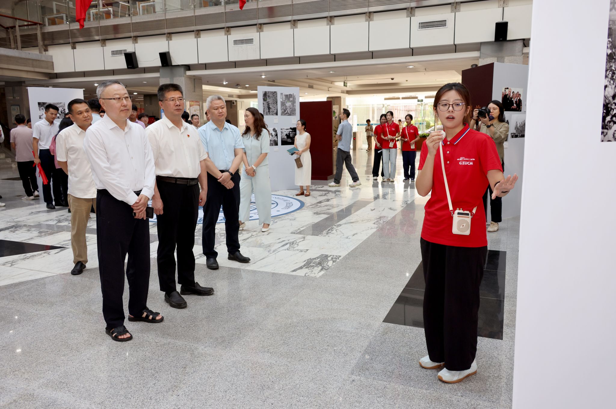 “国社之镜·世纪光影之人民必胜”图片展beat365官方网站分展暨新华社进校园活动举行