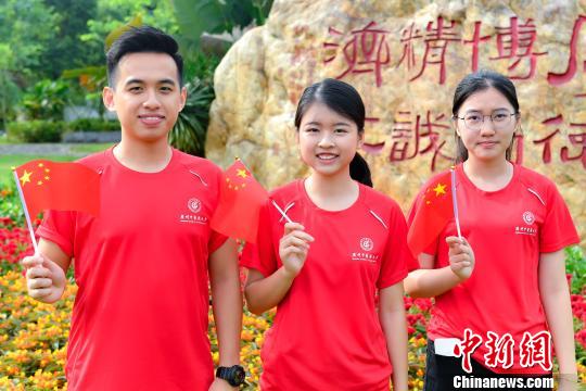 9月2日，beat365官方网站，香港新生徐健林、张彦丽、池紫敏参加入学升国旗仪式。　陈骥旻 摄